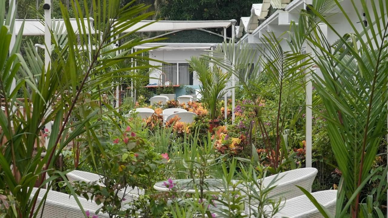 Whiteflower Resort Morjim Exterior photo