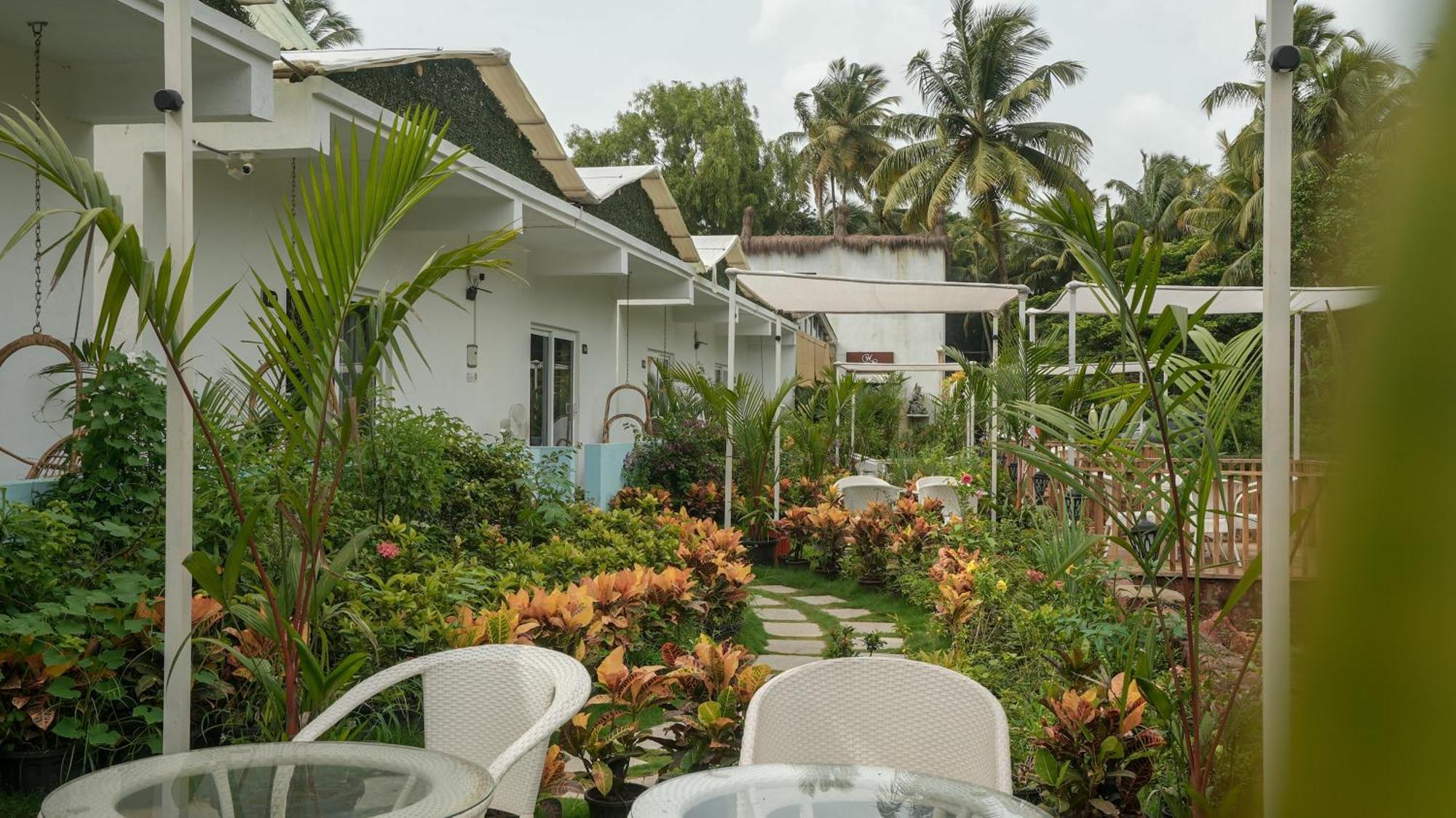 Whiteflower Resort Morjim Exterior photo