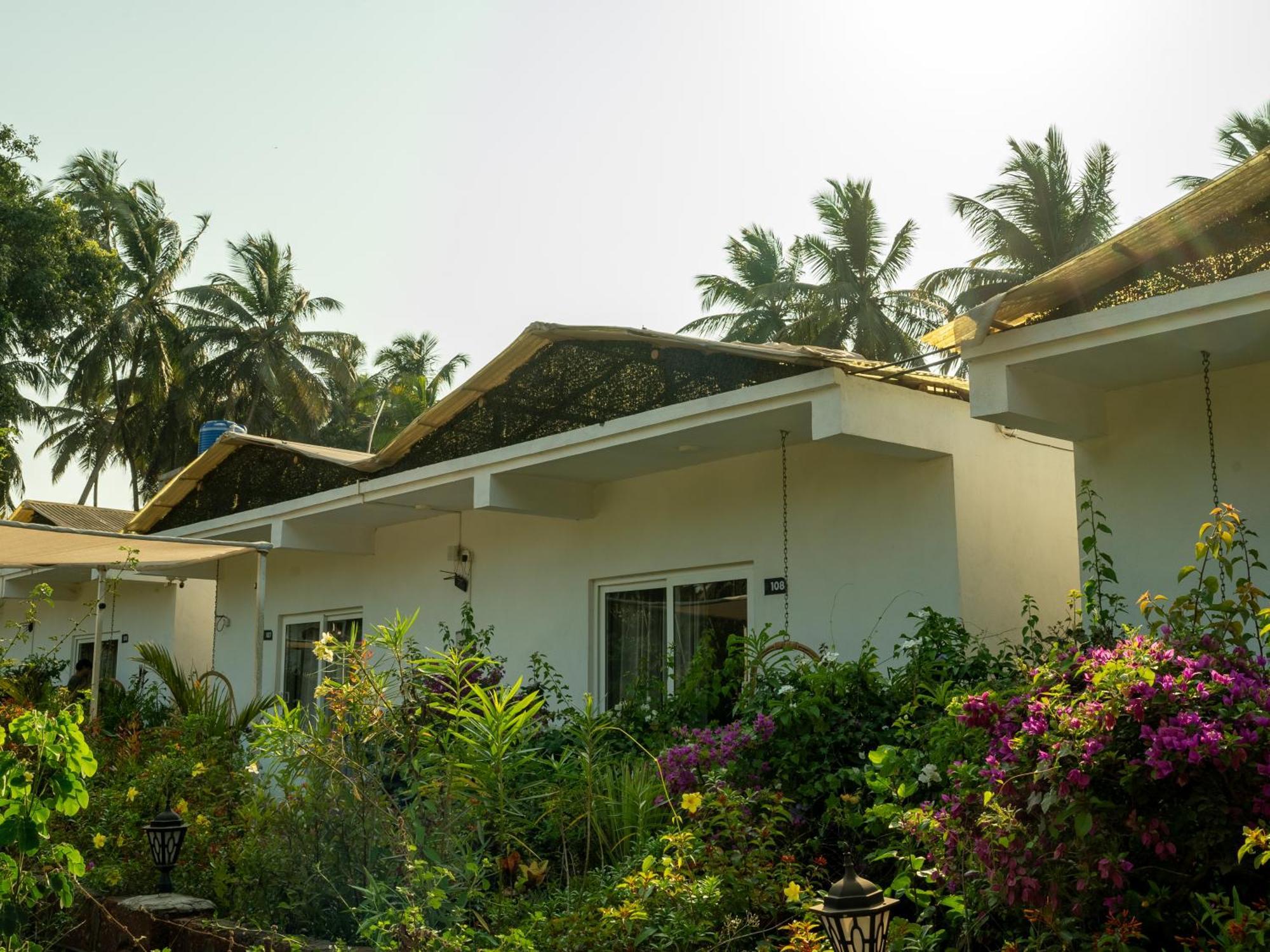 Whiteflower Resort Morjim Exterior photo