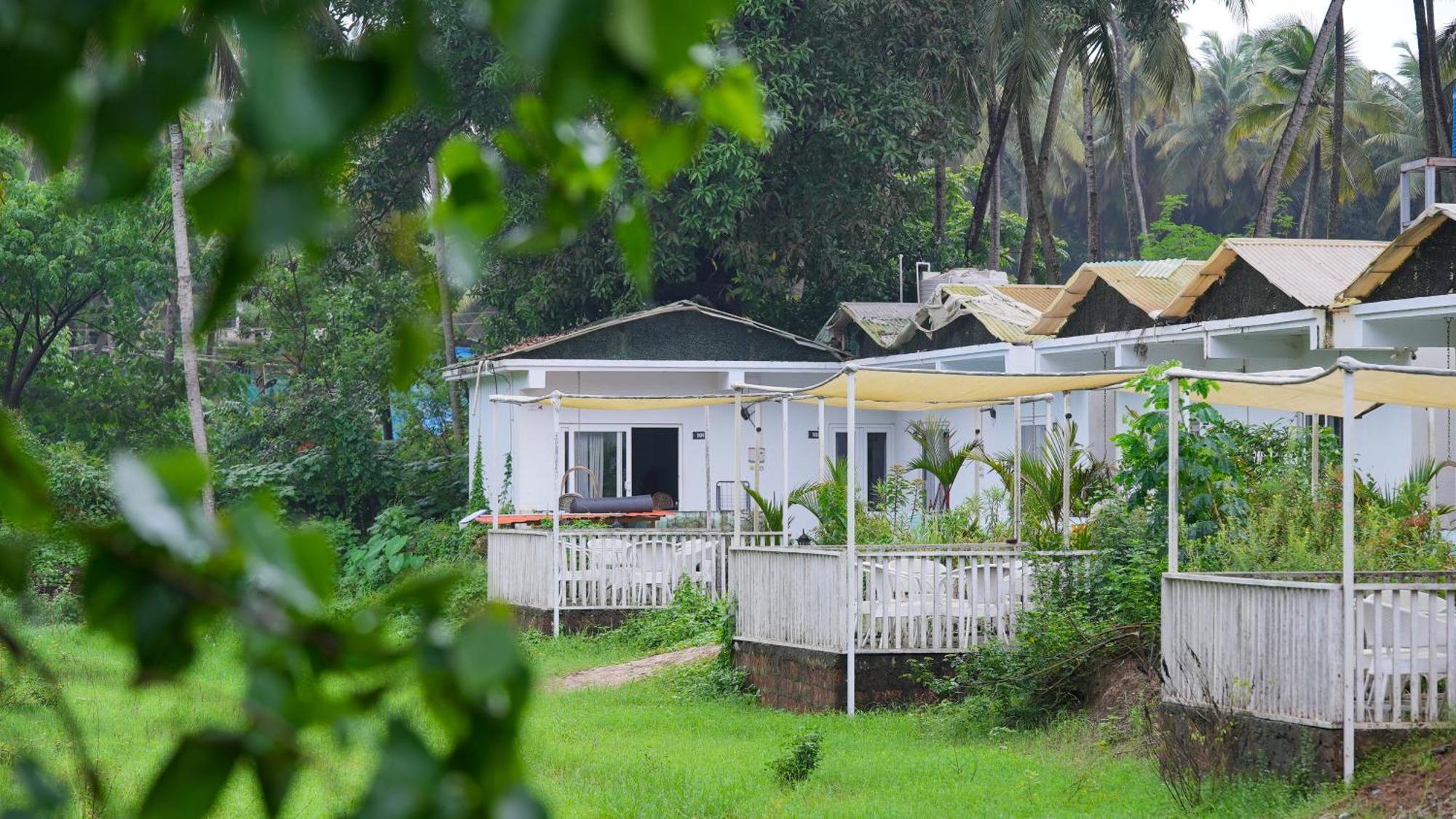 Whiteflower Resort Morjim Exterior photo